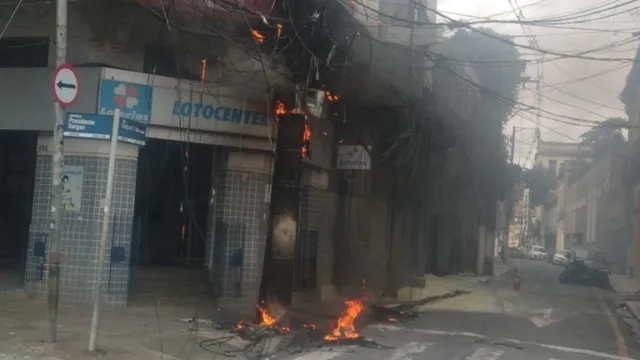Imagem ilustrativa da notícia Incêndio em poste em Belém é controlado e trânsito flui