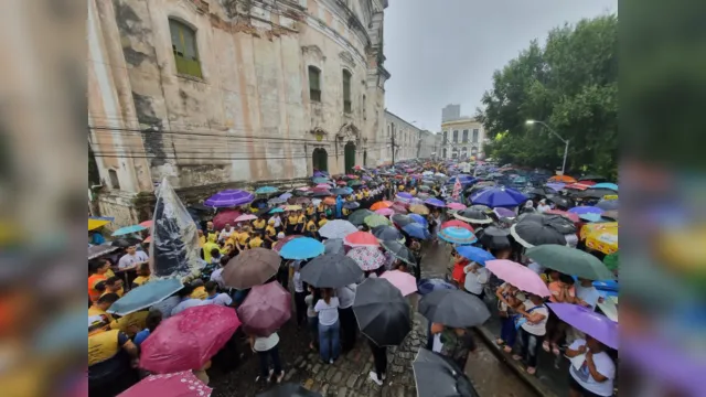 Imagem ilustrativa da notícia Chuva e fé: as imagens da Procissão do Encontro em Belém