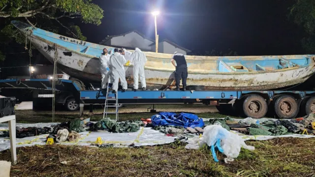 Imagem ilustrativa da notícia Corpos encontrados em barco passam por perícia em Belém