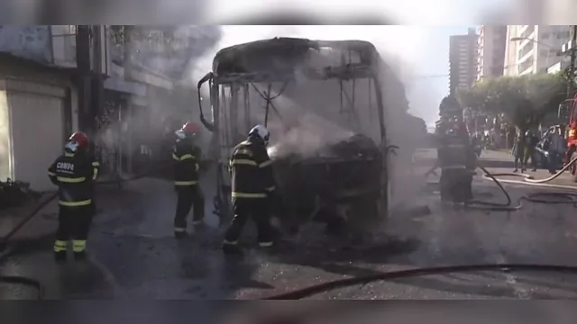 Imagem ilustrativa da notícia Vídeo: mais um ônibus pega fogo no meio da rua em Belém