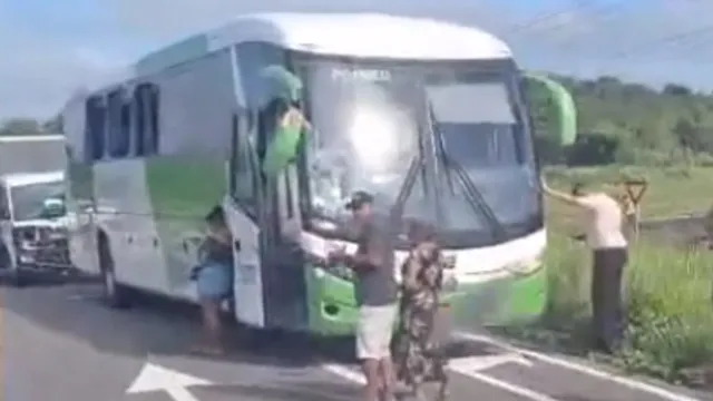 Imagem ilustrativa da notícia Vídeo: ônibus e caminhão colidem em trevo da rodovia BR-316