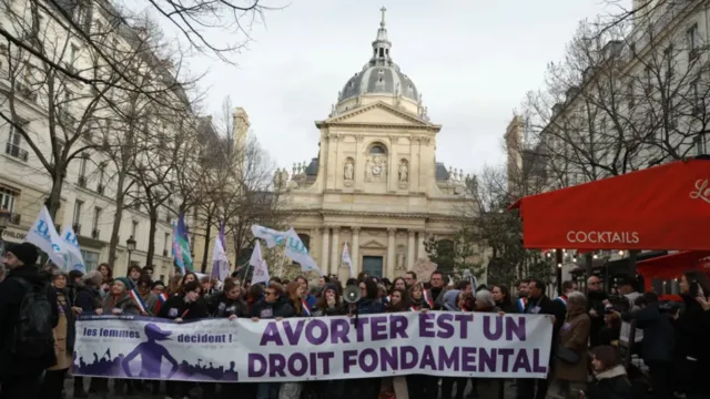 Imagem ilustrativa da notícia França é o 1º país com direito ao aborto em Constituição