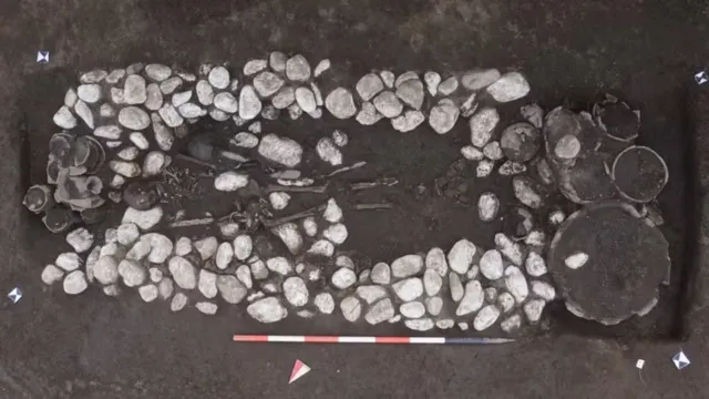 Imagem ilustrativa da notícia Escavações em Nápoles revelam cemitério de 2,8 mil anos