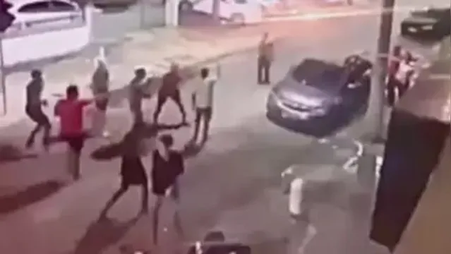 Imagem ilustrativa da notícia Adolescente dirige carro da mãe e atropela jovens após briga
