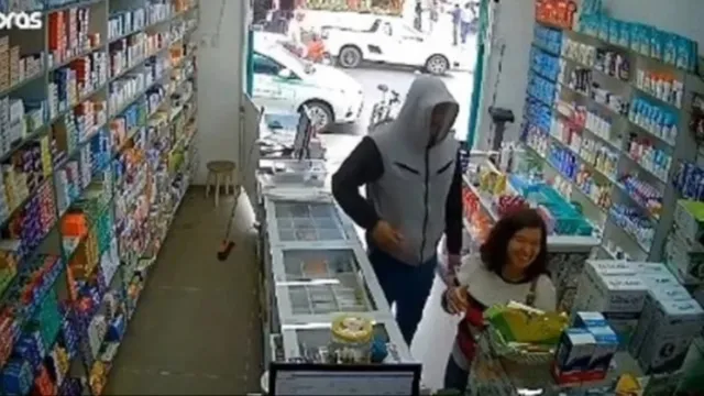 Imagem ilustrativa da notícia Vídeo: mulher tem crise de riso durante assalto