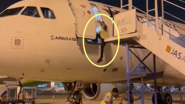 Imagem ilustrativa da notícia Vídeo: ao sair sem olhar, trabalhador cai de porta de avião
