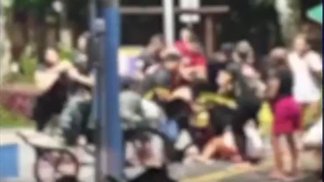 Imagem ilustrativa da notícia Vídeo: mulheres brigam por clientes em praça na Sacramenta