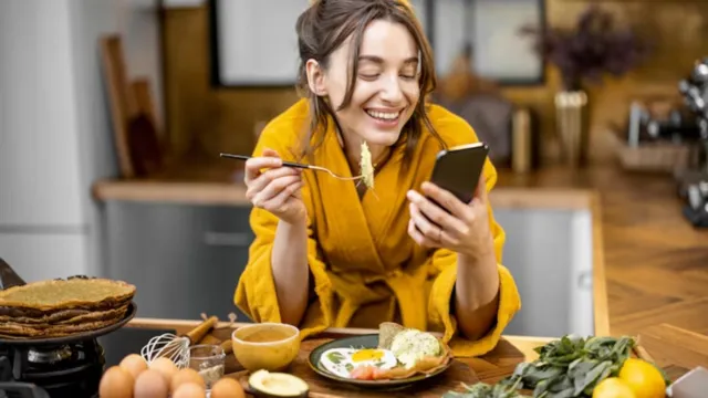 Imagem ilustrativa da notícia Estudo mostra que uso do celular na refeição afeta a saúde 