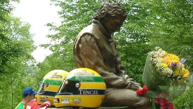 Imagem ilustrativa da notícia Fãs se reúnem em Ímola para homenagear Ayrton Senna