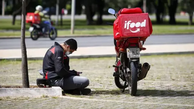 Imagem ilustrativa da notícia iFood quer desconto do INSS sobre renda dos motoboys