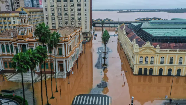 Imagem ilustrativa da notícia Centro de Porto Alegre fica sem água e energia na inundação