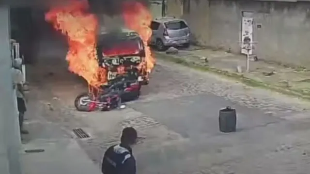 Imagem ilustrativa da notícia Vídeo: motociclista é atropelado por Kombi em chamas no RJ
