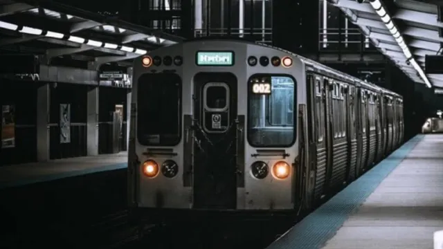 Imagem ilustrativa da notícia Mulher perde os pés após namorado jogá-la no metrô em NY