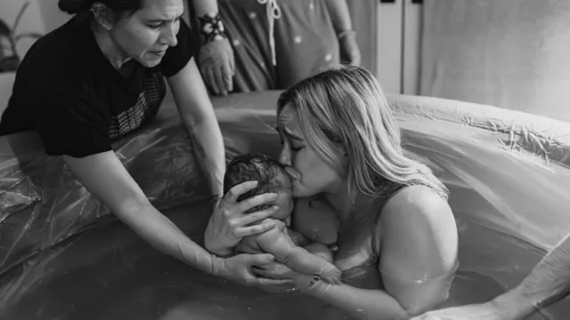 Imagem ilustrativa da notícia Hilary Duff dá à luz ao quarto bebê em parto domiciliar