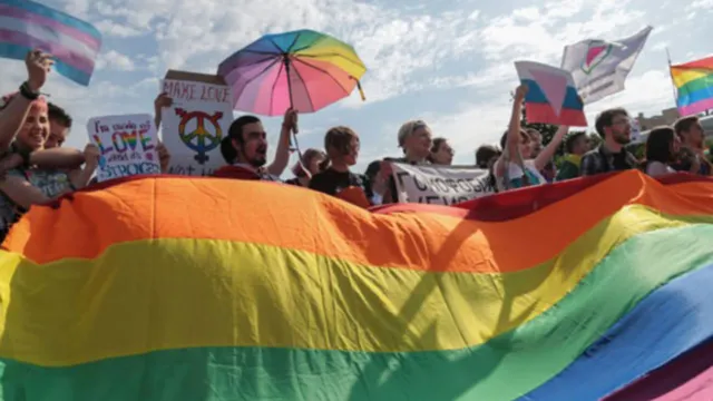 Imagem ilustrativa da notícia Dono de bar LGBTQIA+ é preso por "extremismo" na Rússia