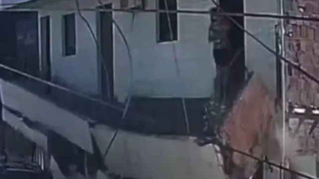 Imagem ilustrativa da notícia Vídeo: sacada desaba com mulher e criança em Pernambuco