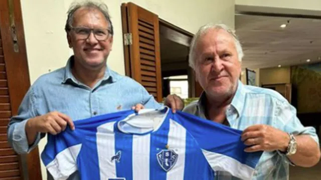 Imagem ilustrativa da notícia Zico recebe camisa do Paysandu em visita a Belém