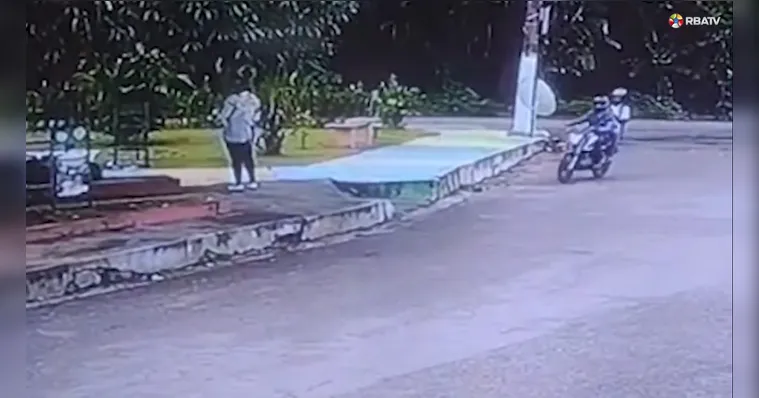 Imagem ilustrativa da notícia Vídeo: bandidos "fazem a limpa" em parada de ônibus em Belém
