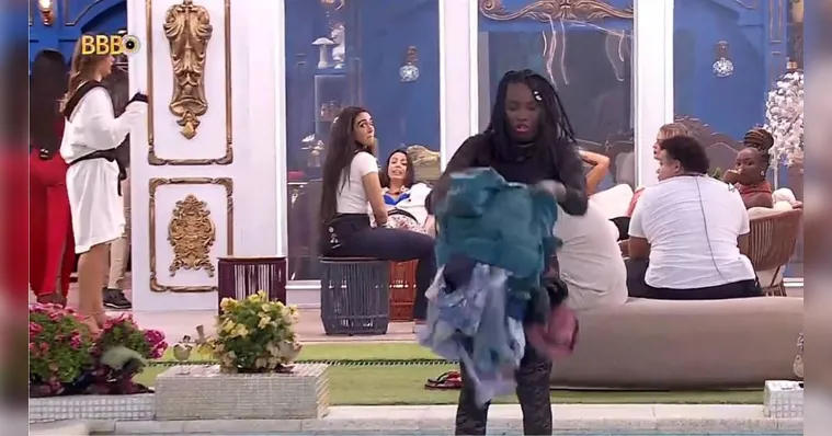 Imagem ilustrativa da notícia Vídeo: Leidy joga roupas do Davi na piscina durante briga