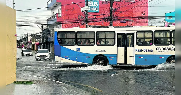 Imagem ilustrativa da notícia Alagamento em Ananindeua vira tormento para moradores