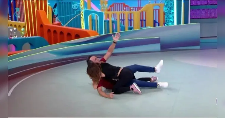 Imagem ilustrativa da notícia Vídeo: Bia derruba Tadeu no chão após eliminação do BBB