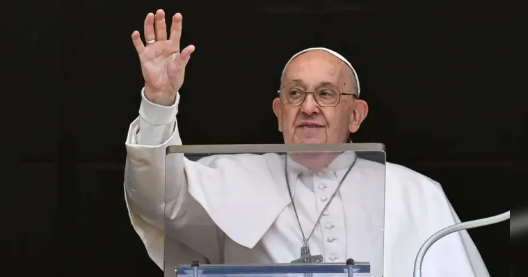 Imagem ilustrativa da notícia Papa Francisco faz críticas e compara armas a preservativos