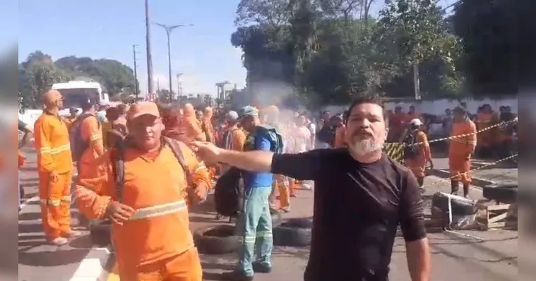 Imagem ilustrativa da notícia Garis fecham a rodovia Mário Covas para reivindicar salários