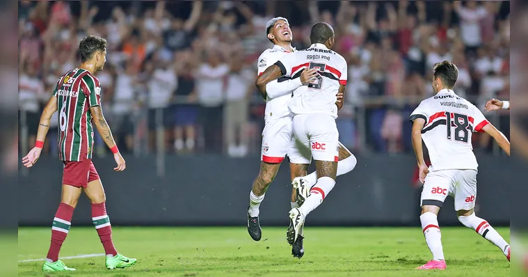 Imagem ilustrativa da notícia São Paulo vira sobre o Flu em jogo com trapalhada e treta