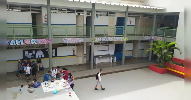 Imagem ilustrativa da notícia Adolescente esfaqueia quatro pessoas dentro de escola no DF