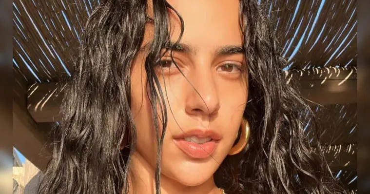 Imagem ilustrativa da notícia Mostrou! Marina sena faz topless em loja nos EUA