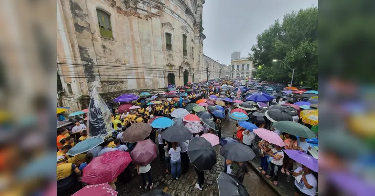 Imagem ilustrativa da notícia Chuva e fé: as imagens da Procissão do Encontro em Belém