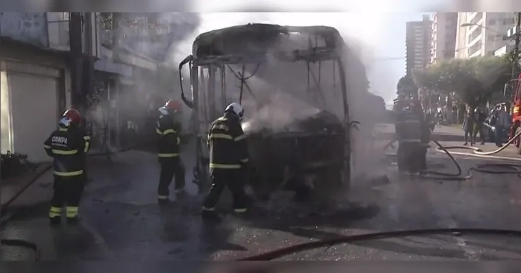 Imagem ilustrativa da notícia Vídeo: mais um ônibus pega fogo no meio da rua em Belém