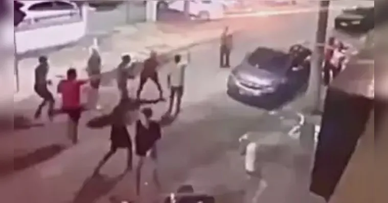 Imagem ilustrativa da notícia Adolescente dirige carro da mãe e atropela jovens após briga