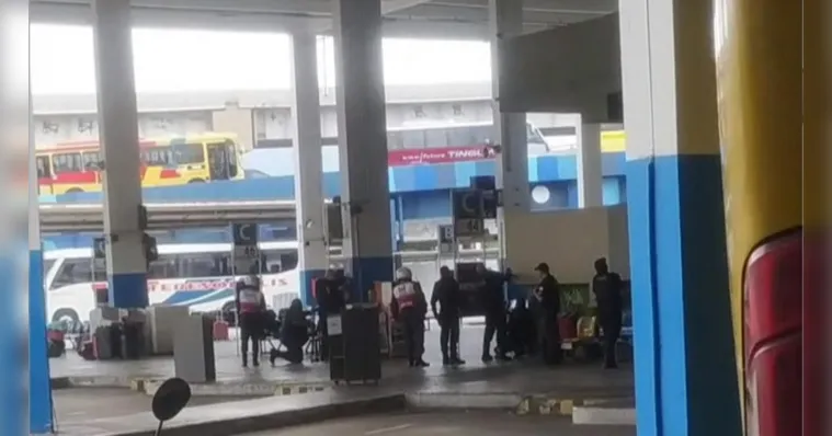 Imagem ilustrativa da notícia RJ: homem se entrega após fazer 17 reféns dentro de ônibus