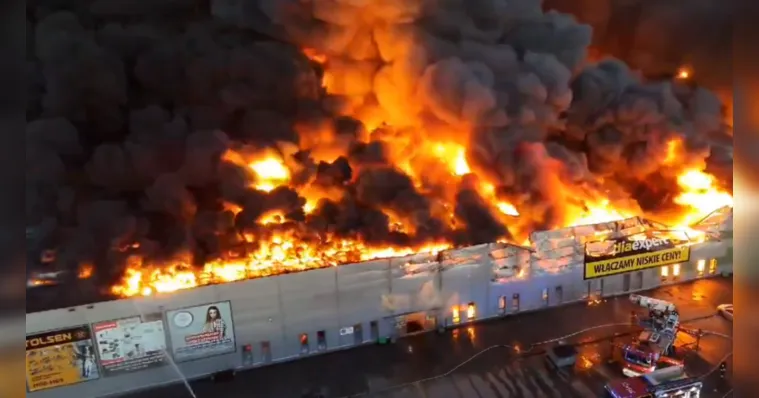 Imagem ilustrativa da notícia Incêndio de grandes proporções destrói shopping na Polônia