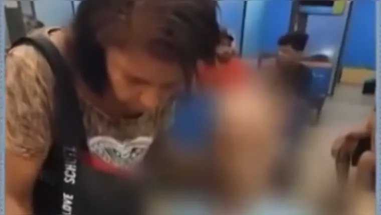Imagem ilustrativa da notícia Vídeo: mulher leva cadáver para sacar empréstimo em banco
