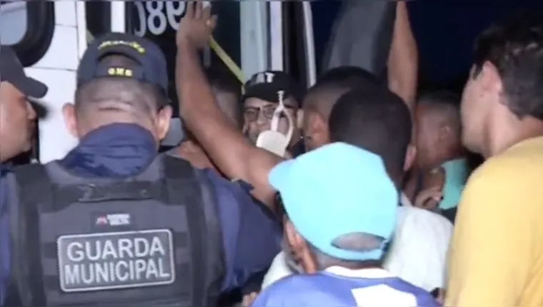 Imagem ilustrativa da notícia Vídeo: protesto em São Brás pede mais ônibus para Mosqueiro