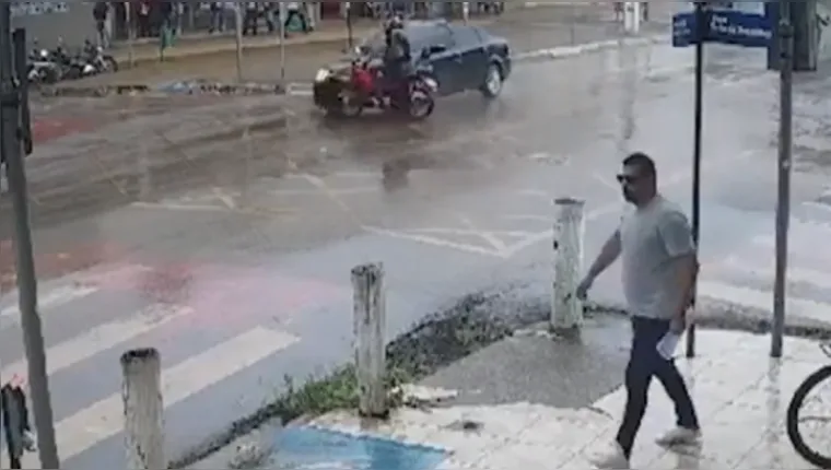 Imagem ilustrativa da notícia Vídeo: motociclista fica ferida após carro ultrapassar sinal