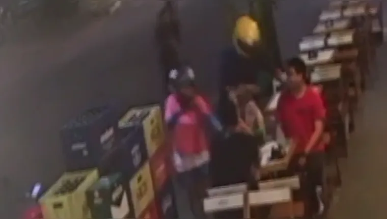 Imagem ilustrativa da notícia Vídeo: casal é preso após diversos assaltos em moto em Belém