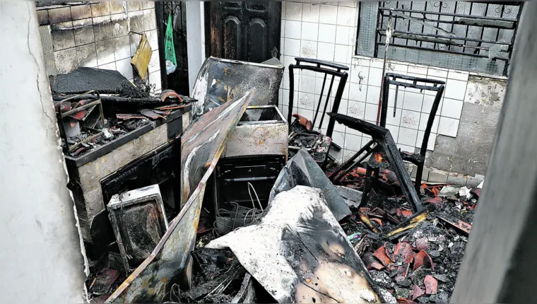 Imagem ilustrativa da notícia Casa pega fogo no bairro da Pedreira e cachorro quase morre