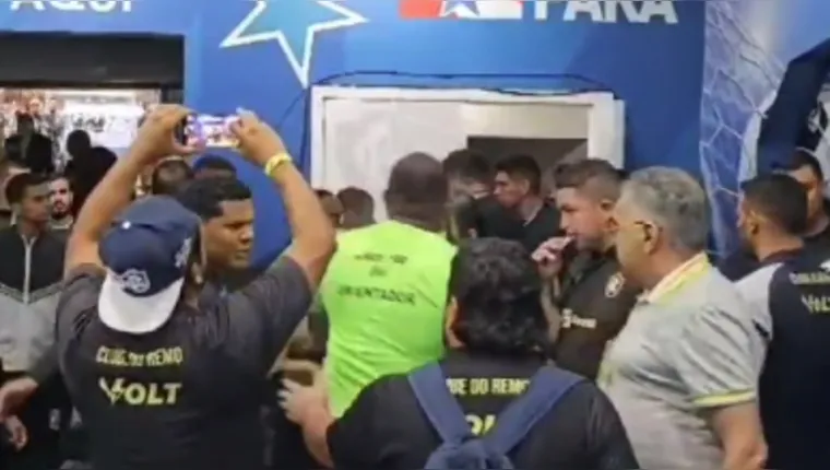 Imagem ilustrativa da notícia Vídeo: staff do Remo vai pra cima da arbitragem no vestiário