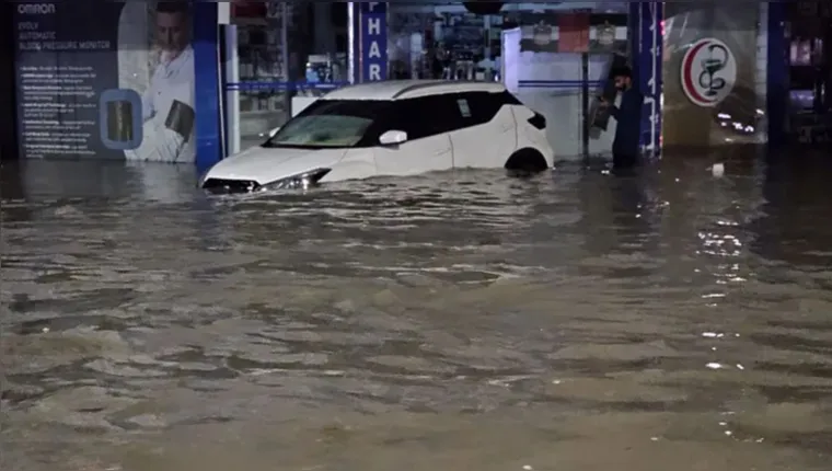 Imagem ilustrativa da notícia Belém? Dubai "vai pro fundo" após chuvas torrenciais