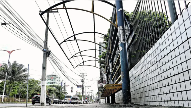 Imagem ilustrativa da notícia Usuários sofrem com paradas de ônibus abandonadas