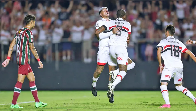 Imagem ilustrativa da notícia São Paulo vira sobre o Flu em jogo com trapalhada e treta