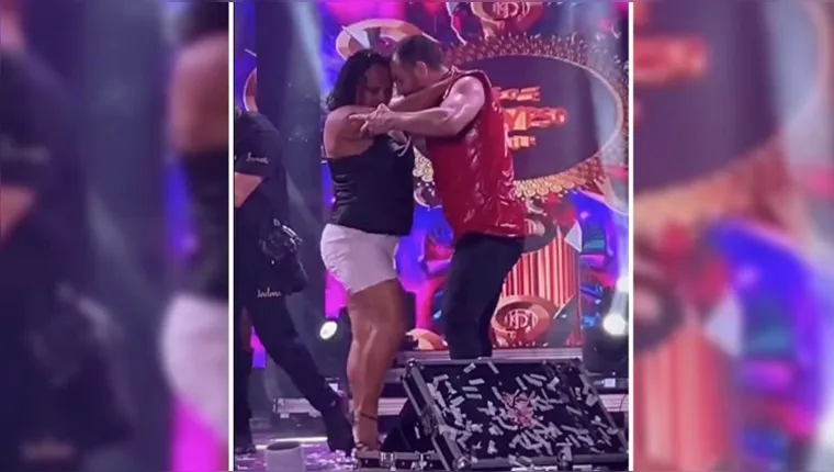 Imagem ilustrativa da notícia Vídeo: fã sobe em palco de Joelma e surpreende a cantora