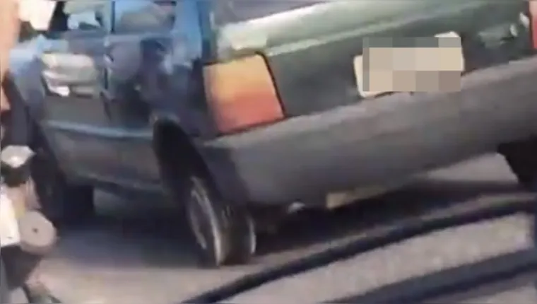 Imagem ilustrativa da notícia Vídeo: carro é flagrado trafegando sem pneu em plena BR-316