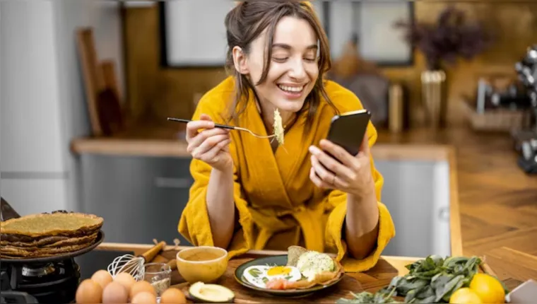 Imagem ilustrativa da notícia Estudo mostra que uso do celular na refeição afeta a saúde 