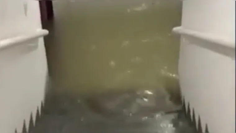 Imagem ilustrativa da notícia Vídeo: rio transborda e alaga condomínio em Ananindeua