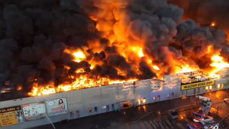 Imagem ilustrativa da notícia Incêndio de grandes proporções destrói shopping na Polônia