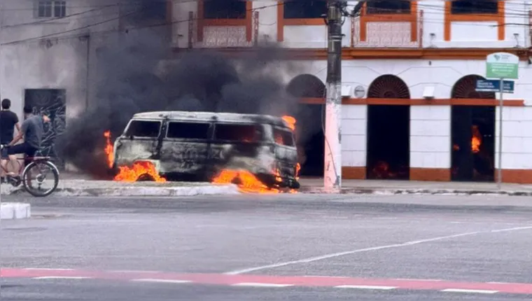 Imagem ilustrativa da notícia Vídeo: Kombi pega fogo na Doca de Souza Franco